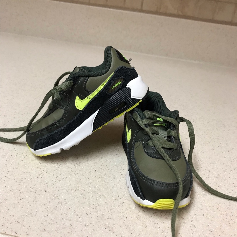 Nike Air Max 90 Leather GS - Black and Green - Picture 5 of 11